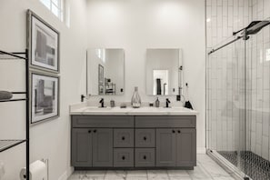 Dusche, Haartrockner, Bidet, Handtücher