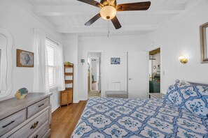 4 slaapkamers, een strijkplank/strijkijzer, gratis wifi, beddengoed