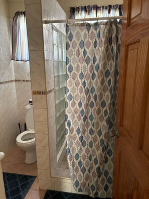 Douche, sèche-cheveux, serviettes fournies, savon