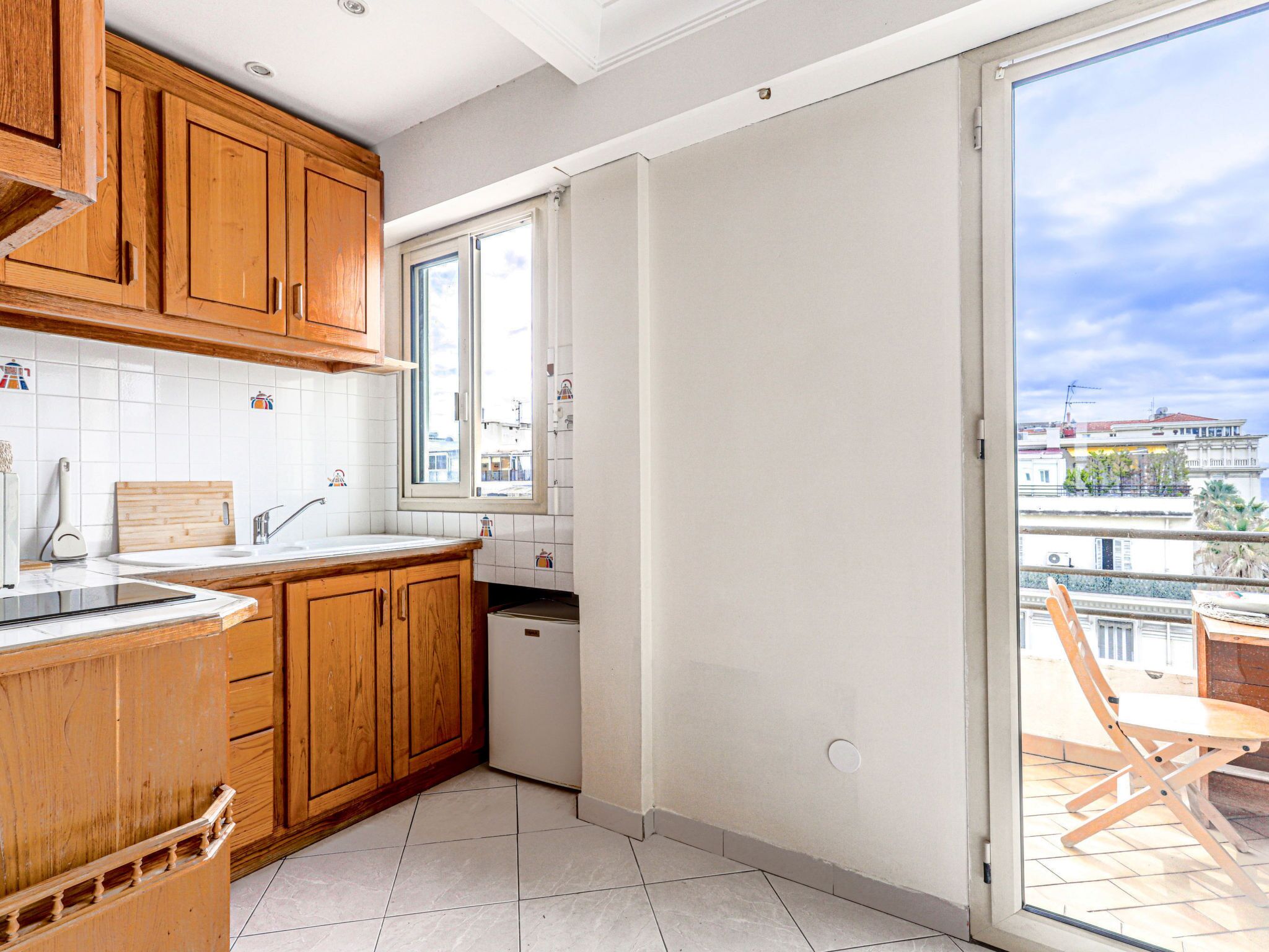 Een koelkast, een microgolfoven, kookgerei, borden en bestek