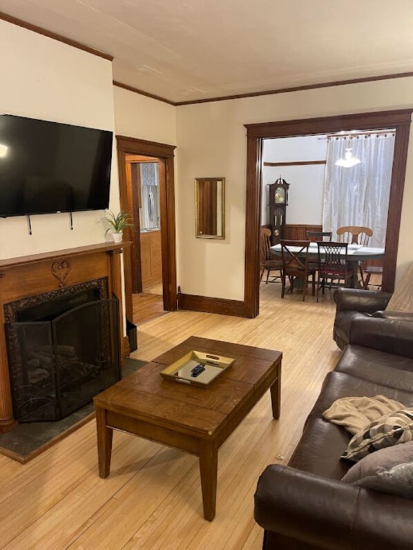 Smart TV - Large Home Near Trail in Calumet (Calumet)