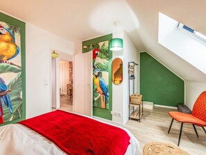 3 bedrooms, desk, internet