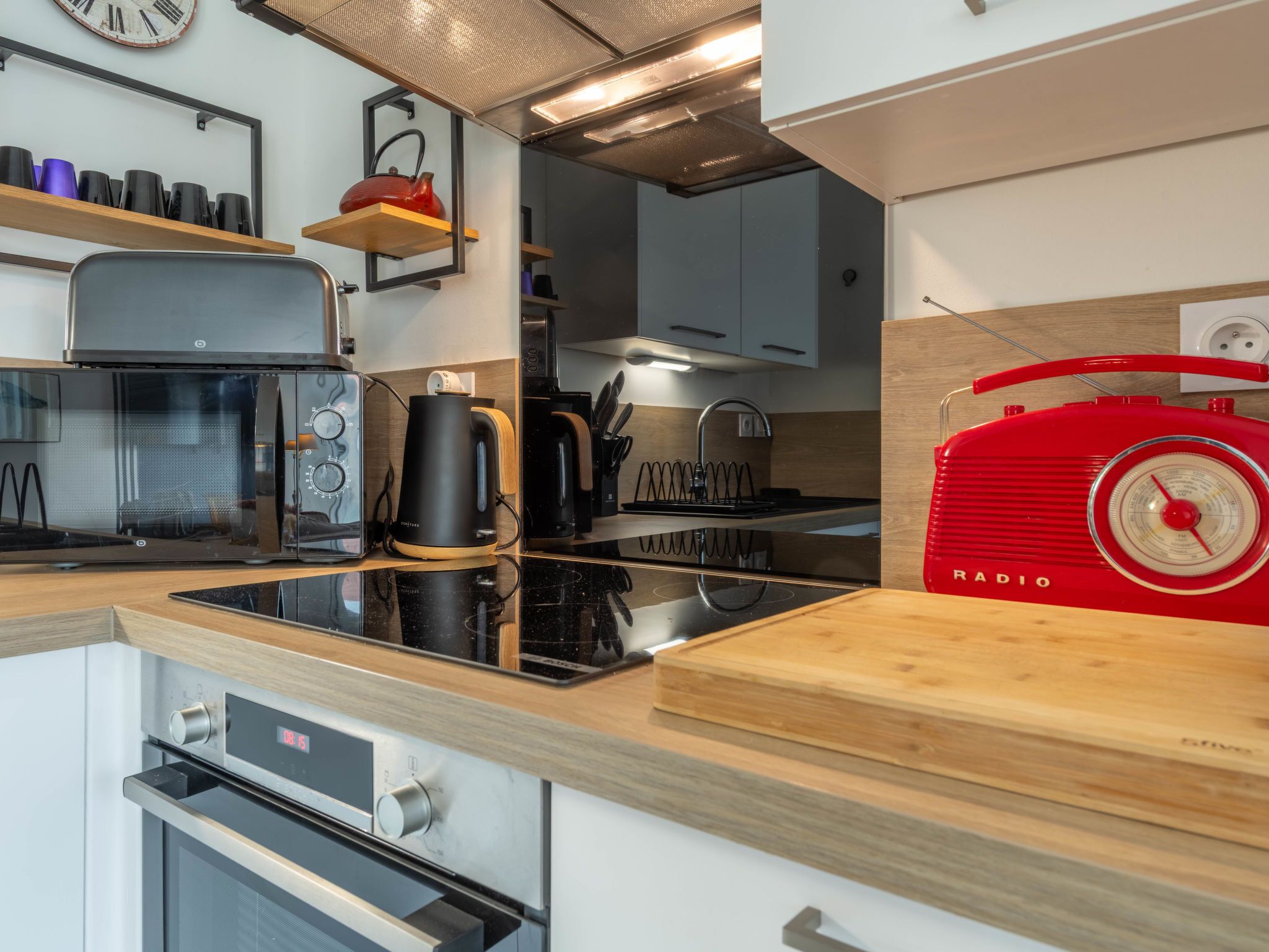 Fridge, oven, dishwasher, cookware/dishes/utensils