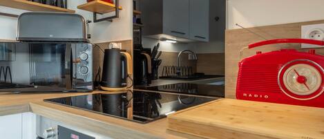 Fridge, oven, dishwasher, cookware/dishes/utensils