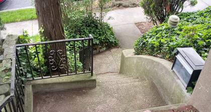 Charming house with private suite, parking, two blocks to train, Queens, NYC