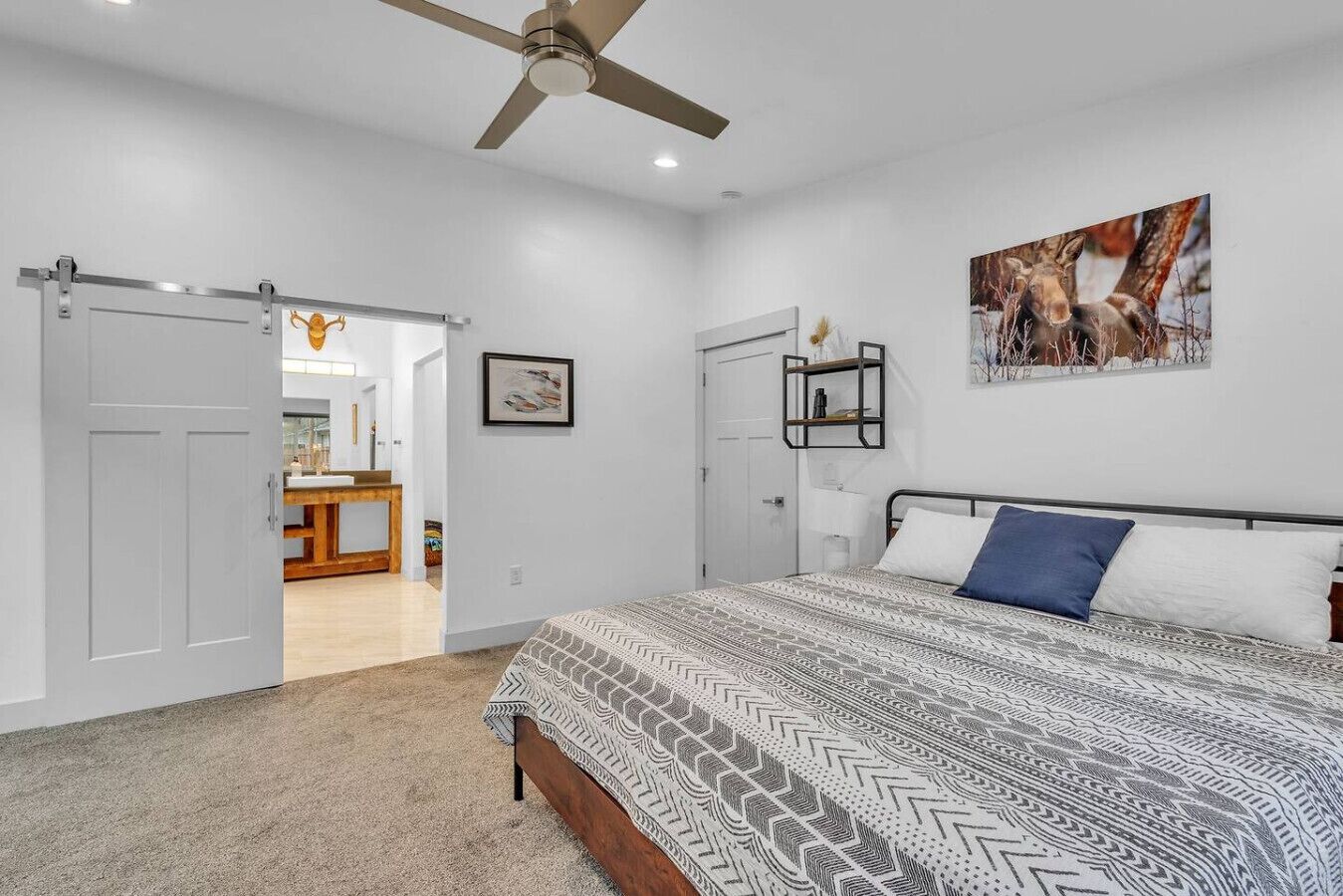 2 makuuhuonetta, työpöytä, silitysrauta/-lauta, ilmainen Wi-Fi