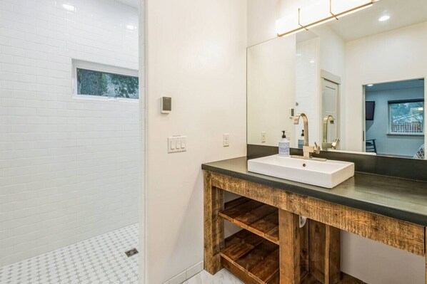 Douche, sèche-cheveux, serviettes fournies