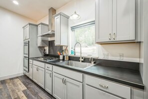 Jääkaappi, mikroaaltouuni, uuni, liesi