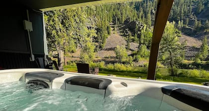 Luxury Riverfront Retreat on Montana's Iconic Blackfoot River with Hot Tub