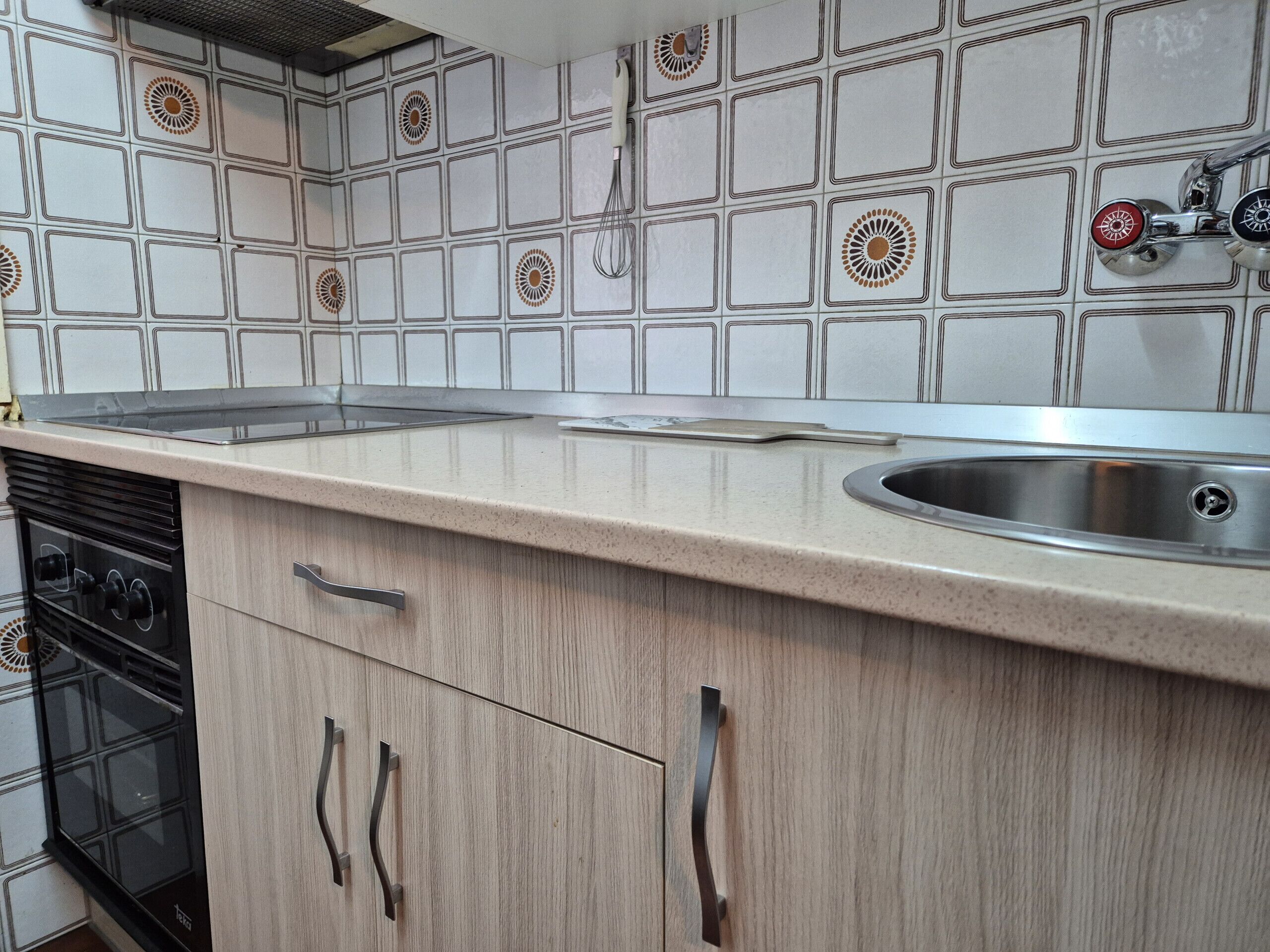 Een koelkast, een oven, een koffiezetapparaat/waterkoker