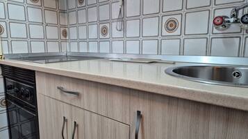 Een koelkast, een oven, een koffiezetapparaat/waterkoker