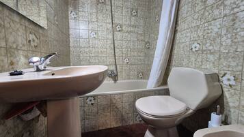 Een douche, een haardroger, handdoeken