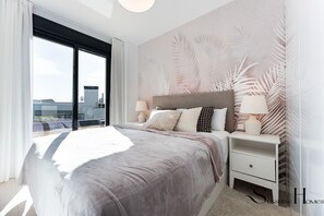4 bedrooms, iron/ironing board, free WiFi, bed sheets - Luxury Beach Escape, Pools, Gym & Sauna +Parking REF036 (Fuengirola)