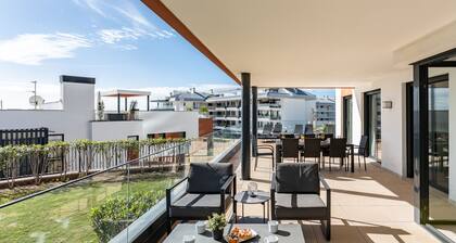 Luxury Beach Escape, Pools, Gym & Sauna +Parking