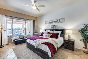 3 soverom, skrivebord, strykejern/-brett og reiseseng for barn