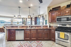 Køleskab, mikrobølgeovn, ovn, kogeplade