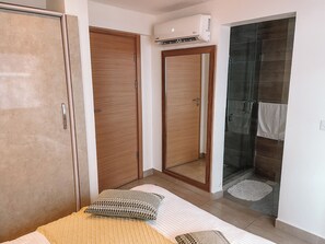 Suihku, hiustenkuivaaja, pyyhkeet, saippua