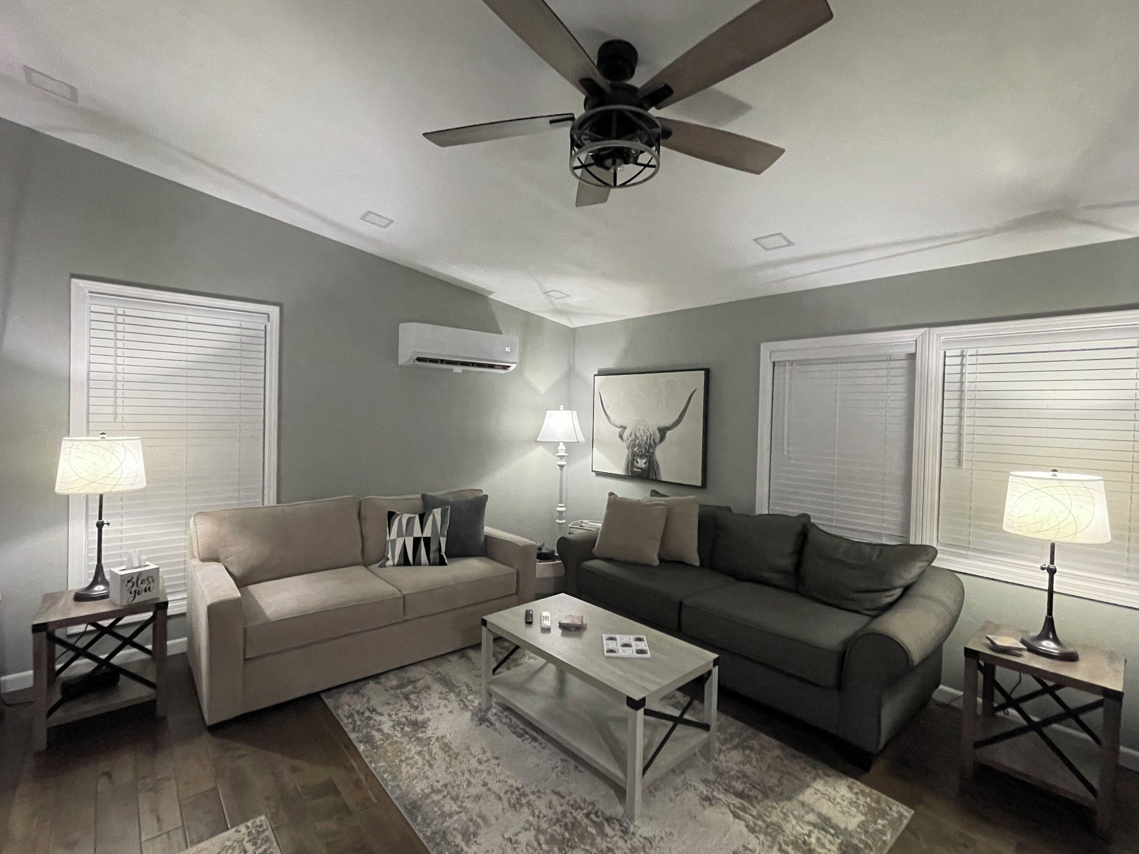 Een smart-tv, boeken en een stereo