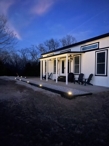 Peaceful, cozy 1 bdrm home w hot tub & fire pit in the quiet countryside.