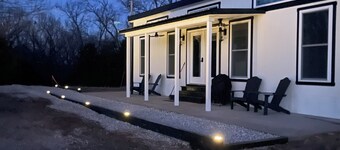 Peaceful, cozy 1 bdrm home w hot tub & fire pit in the quiet countryside.