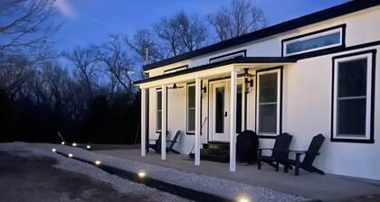 Peaceful, cozy 1 bdrm home w hot tub & fire pit in the quiet countryside.