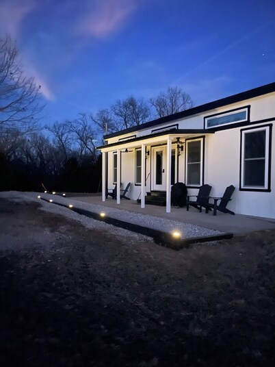 Peaceful, cozy 1 bdrm home w hot tub & fire pit in the quiet countryside.