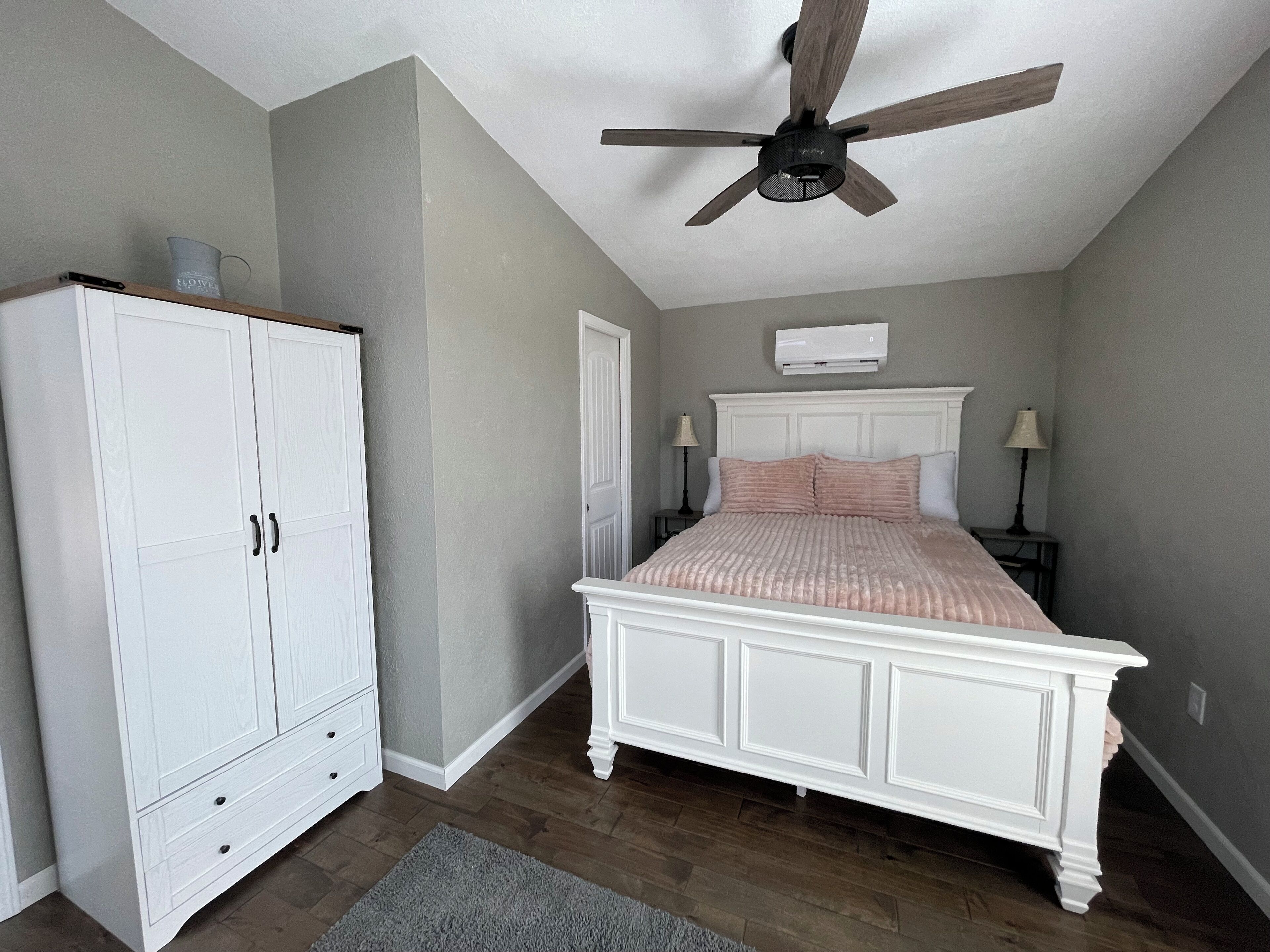 1 slaapkamer, een strijkplank/strijkijzer, gratis wifi, beddengoed