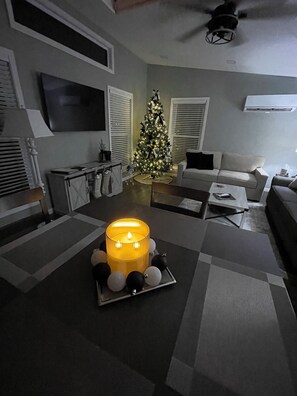 TV connectée, livres, chaîne hi-fi