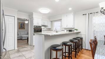 Microondas, horno, placa de cocina, lavavajillas