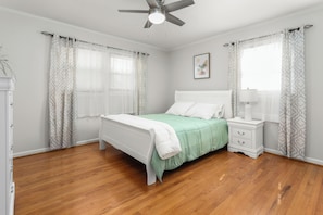 4 habitaciones, tabla de planchar con plancha, wifi y ropa de cama 