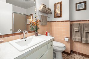 Ein Badezimmer mit Waschbecken, Toilette und Handtüchern.