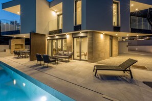 Outdoor dining - Beachfront villa Mare with pool and seaview (Pijavicino)