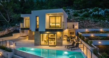 Strandvilla Luce mit Meerblick und Pool