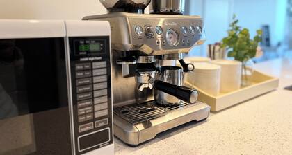 Skyline Vista: Luxe View, Parking, Espresso & Netflix