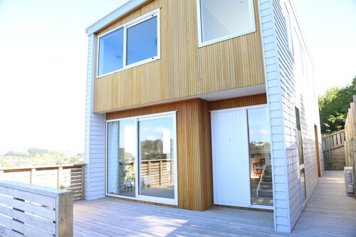 Skyline Vista: Luxe View, Parking, Espresso & Netflix