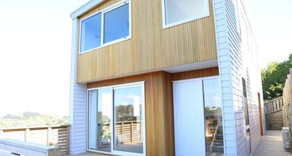 Skyline Vista: Luxe View, Parking, Espresso & Netflix