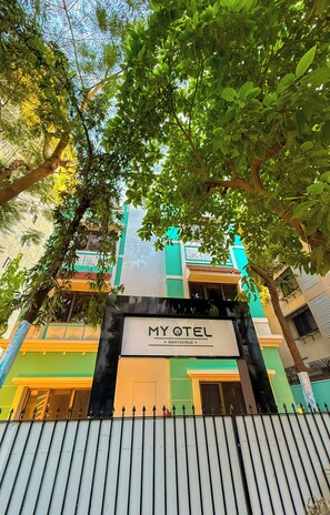 A hotel entrance with a sign reading "MYOTEL SANTACRUZ". - Myotel - Santacruz (Mumbai)
