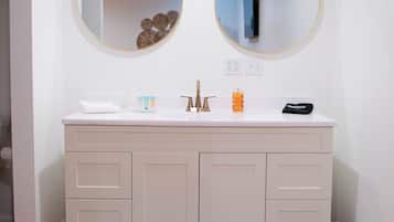 Douche, serviettes fournies, savon, shampooing