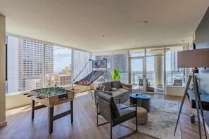 TV, offices - 2DB | Monroe| HighRise+Pool+Gym+Parking+W/D+Golf (Phoenix)