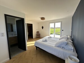 3 makuuhuonetta, silitysrauta/-lauta, ilmainen Wi-Fi, vuodevaatteet