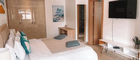 1 dormitorio, tabla de planchar con plancha, wifi y ropa de cama