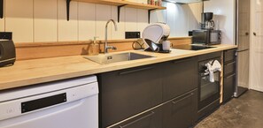 Fridge, microwave, oven, dishwasher - Appartement Haussmannien de charme - perle rare ! (Les Sables-d´Olonne)