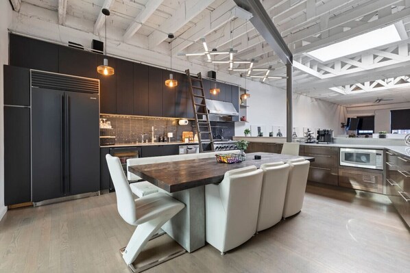 Fridge, microwave, oven, stovetop - Jackson Rooftop Loft by the Bars (Omaha)