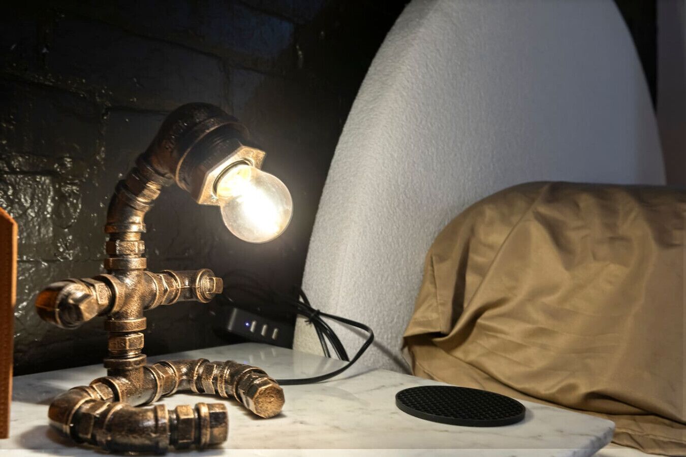Een landelijke lamp met een zichtbare stekker in een stopcontact.