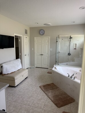 Shower, jetted bath, hair dryer, towels - 3-bedroom golf course home on Walden on Lake Conroe Montgomery with WiFi, AC (Montgomery)