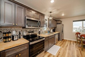 Fridge, microwave, oven, stovetop - The Casita 7 mins to DT Boise Sleeps 2-4 (Boise)