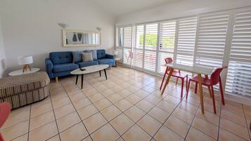 Comfort Apartment, Balcony, Pool View | Living area