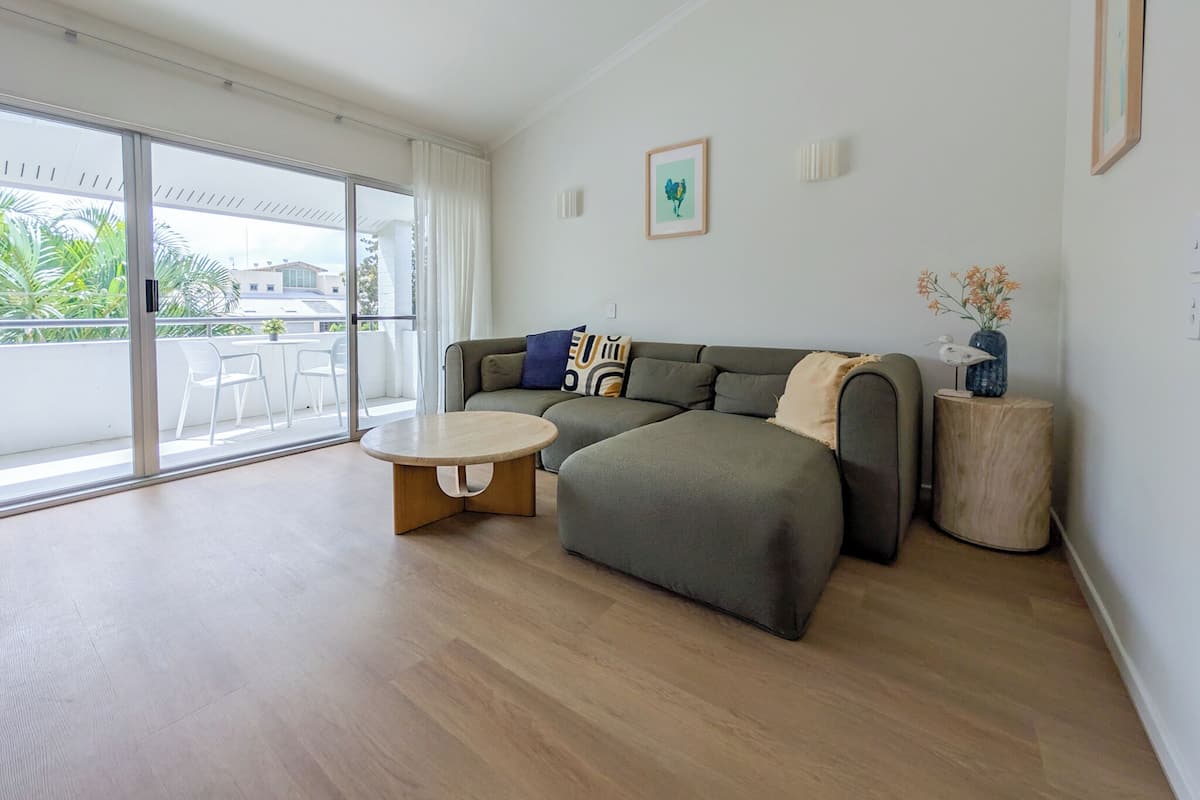 Apartamento premium, 1 cama Queen, vista para a piscina | Área de estar