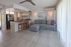 Apartamento superior, 1 cama Queen, terraço, vista para a piscina | Área de estar