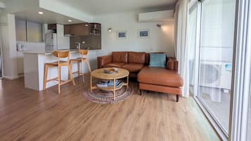 Departamento superior, patio, vista a la alberca | Área de sala de estar